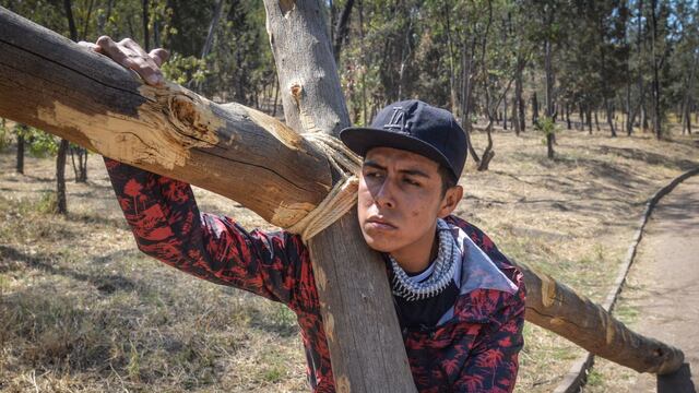 Axel González, se prepara para para representar el papel del Cristo de Iztapalapa en la edición 179 de la Pasión en Iztapalapa.