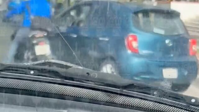 Conductor atropella a motociclista en avenida Vallarta de Guadalajara