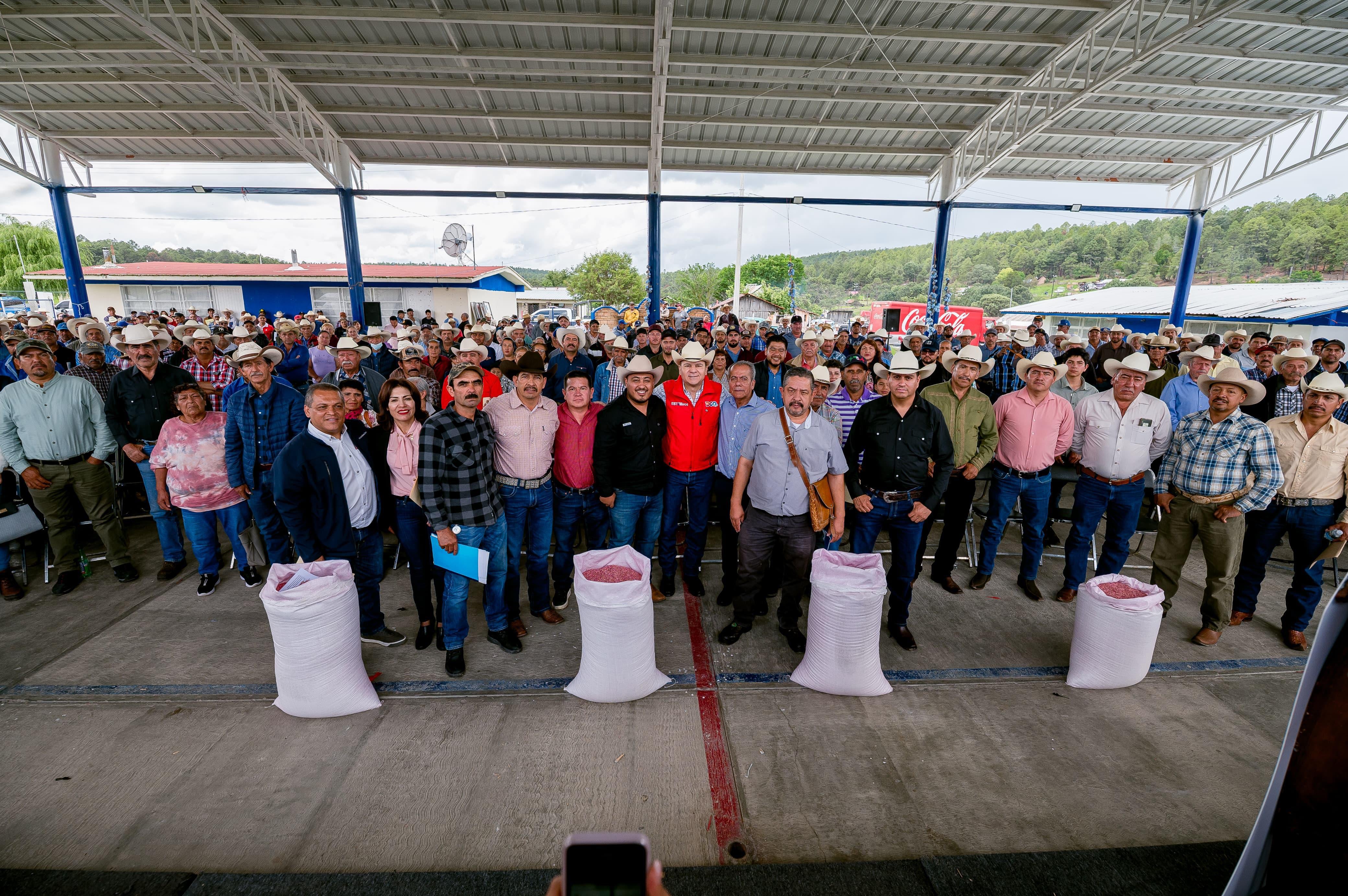 Esteban Villegas, gobernador de Durango, entrega 100 toneladas de avena a productores de San Dimas
