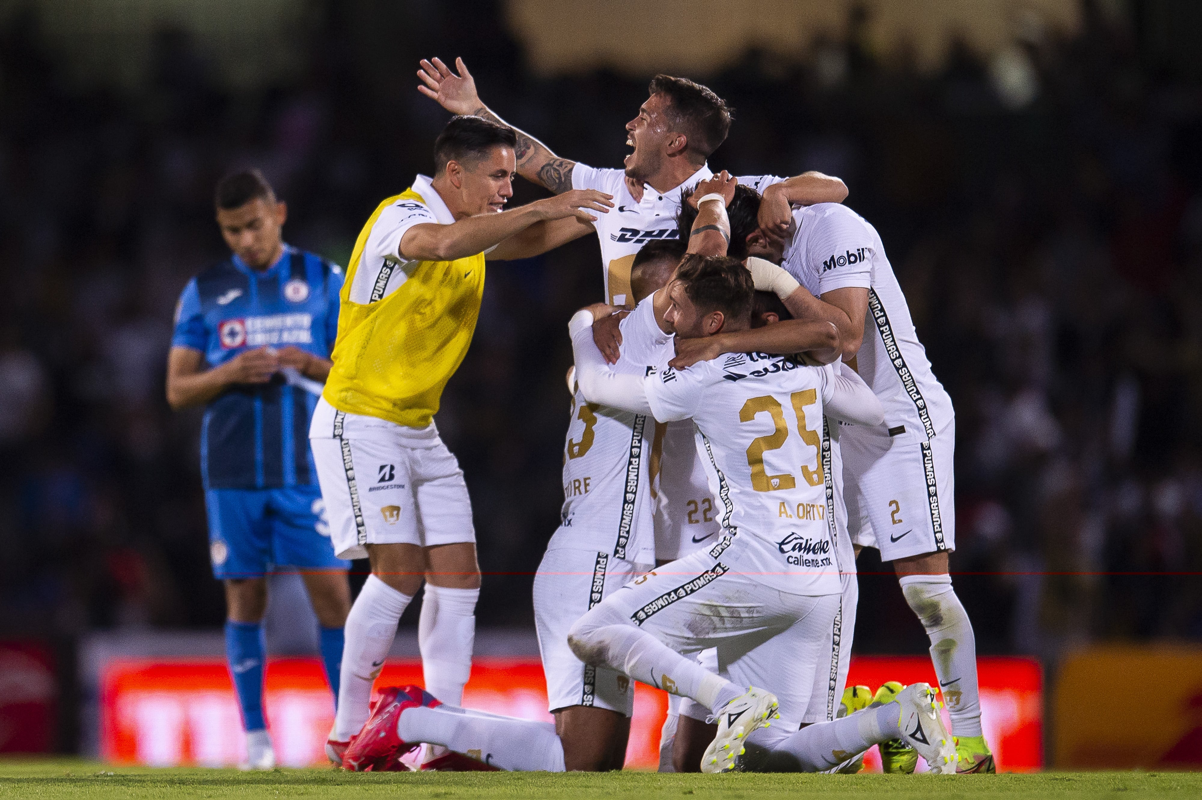 Pumas festeja victoria ante Cruz Azul