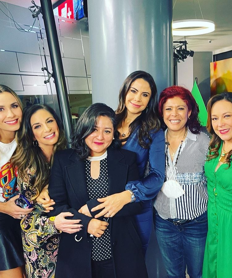 Paola Rojas y el equipo del noticiero "Al aire con Paola".