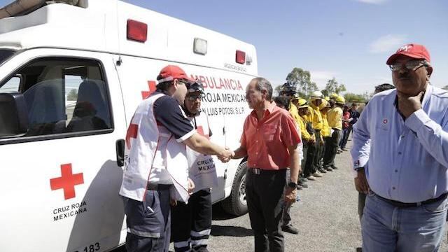 El Gobernador de SLP saluda a brigadistas de la Cruz Roja Mexicana.