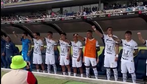 Rogelio Funes Mori canta el Himno Universitario