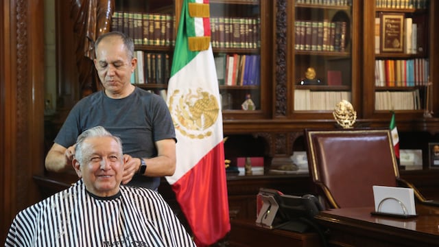 AMLO con su peluquero para un corte de cabello.