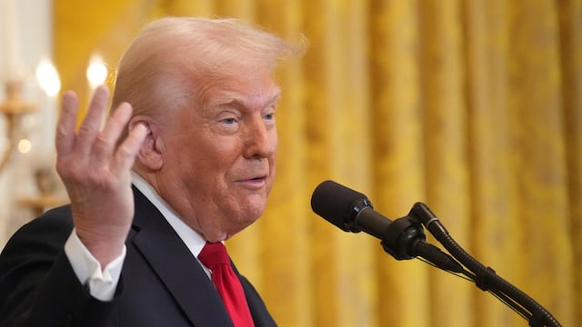 Donald Trump apunta a Irán por el intento de secuestro de un vuelo de FlyDubai