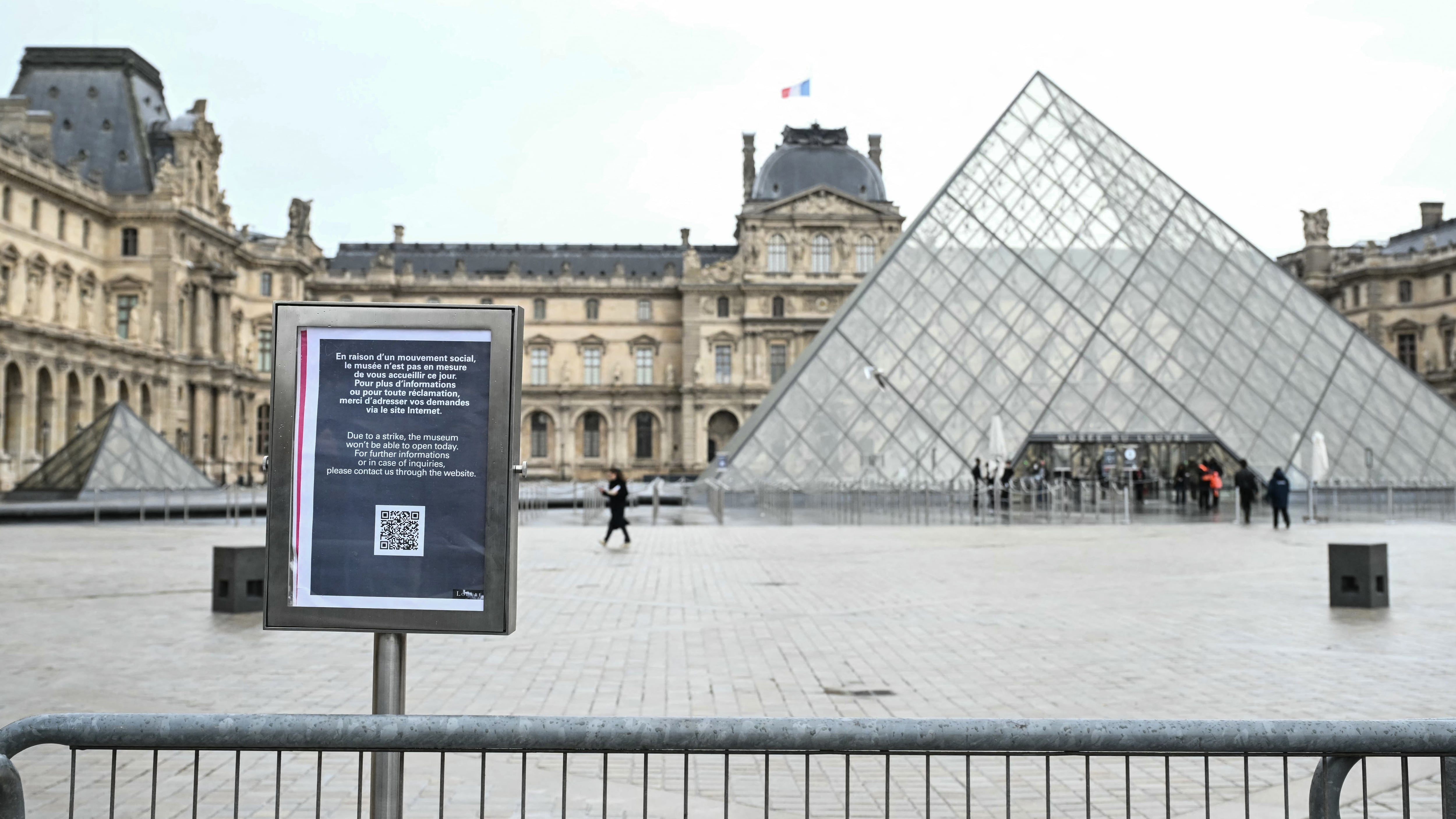 Museo del Louvre paralizado: empleados mantienen huelga tras votación
