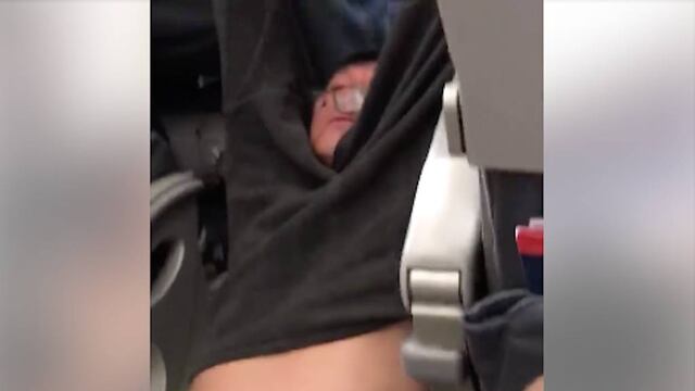 Lo expulsan de vuelo.