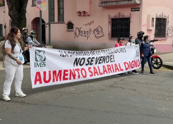 Trabajadores del IMSS se manifiestan en la sede sindical