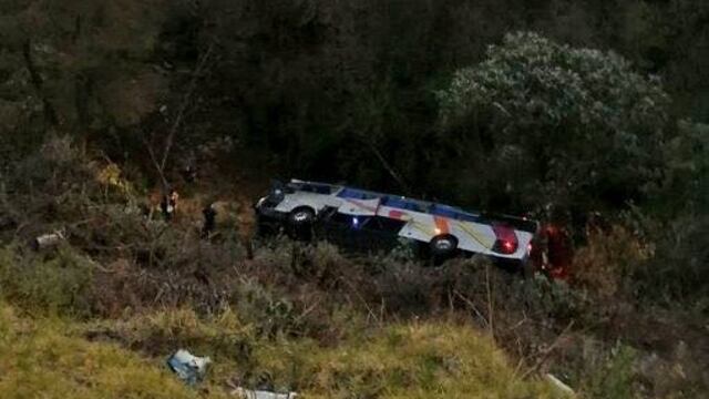 Accidente en autopista México-Puebla, autobús cayó al barranco