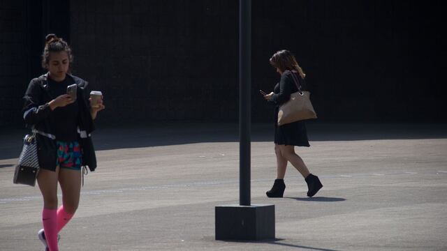 Mujer con teléfono celular