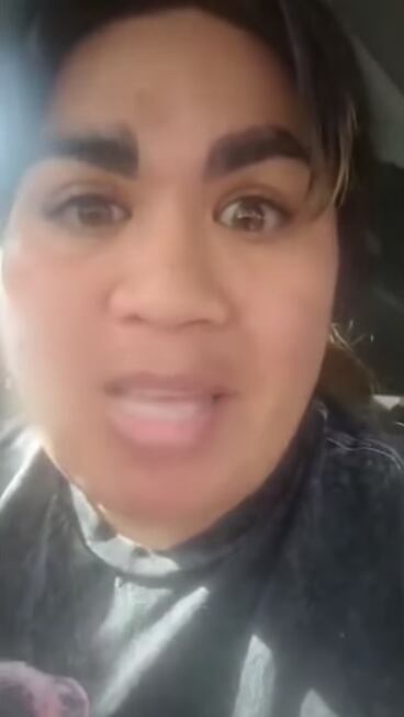 Crystal Weinstock con tatuaje de cejas