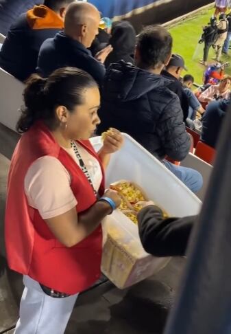 Vendedora de palomitas comiéndose la mercancía