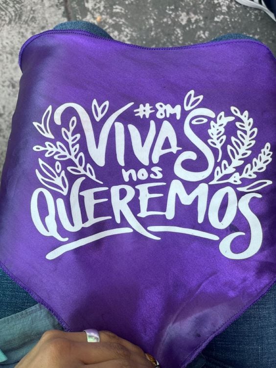 Pañuelo morado