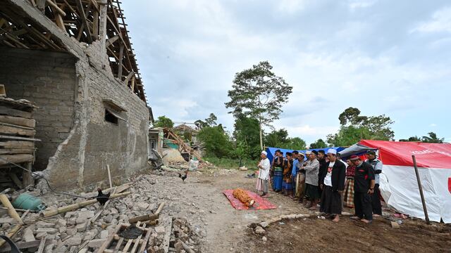 Sismo en Indonesia suma 268 muertos y más de mil heridos