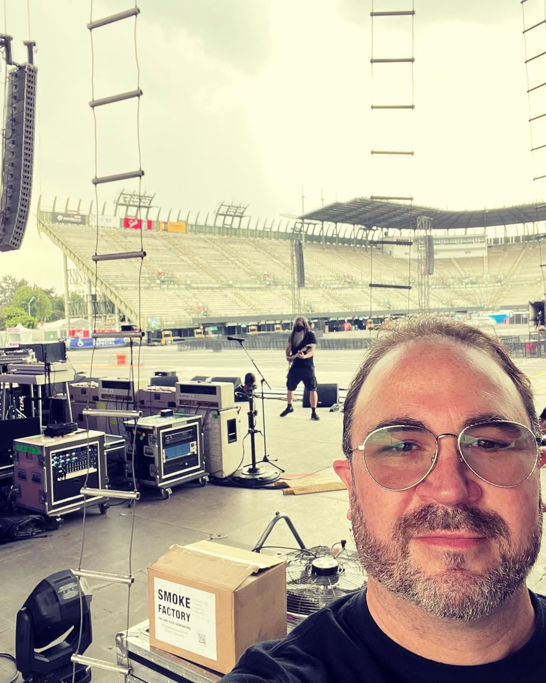 Luis Villarreal, papá de las The Warning.