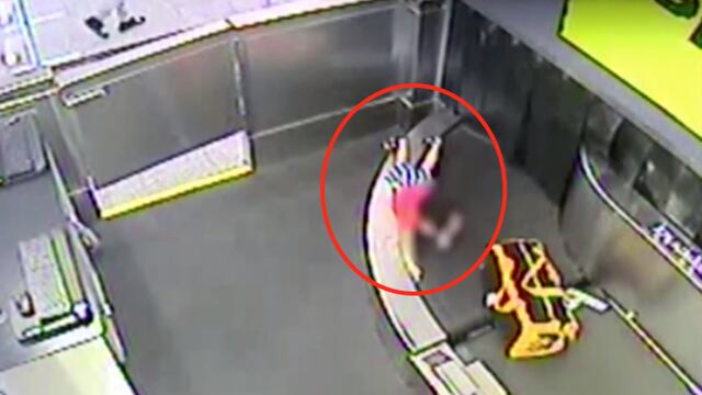 Niño viaja en banda de equipaje