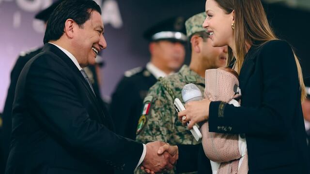 Mariana Rodríguez cargando a su hija en el Día del Policía.