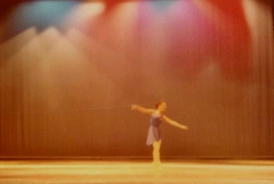 Claudia joven en un solo: “Esta es una faceta que pocos conocen de mí, cuando fui bailarina de danza clásica por casi 14 años. Para ser bailarín hay que dejar el corazón en cada movimiento”.