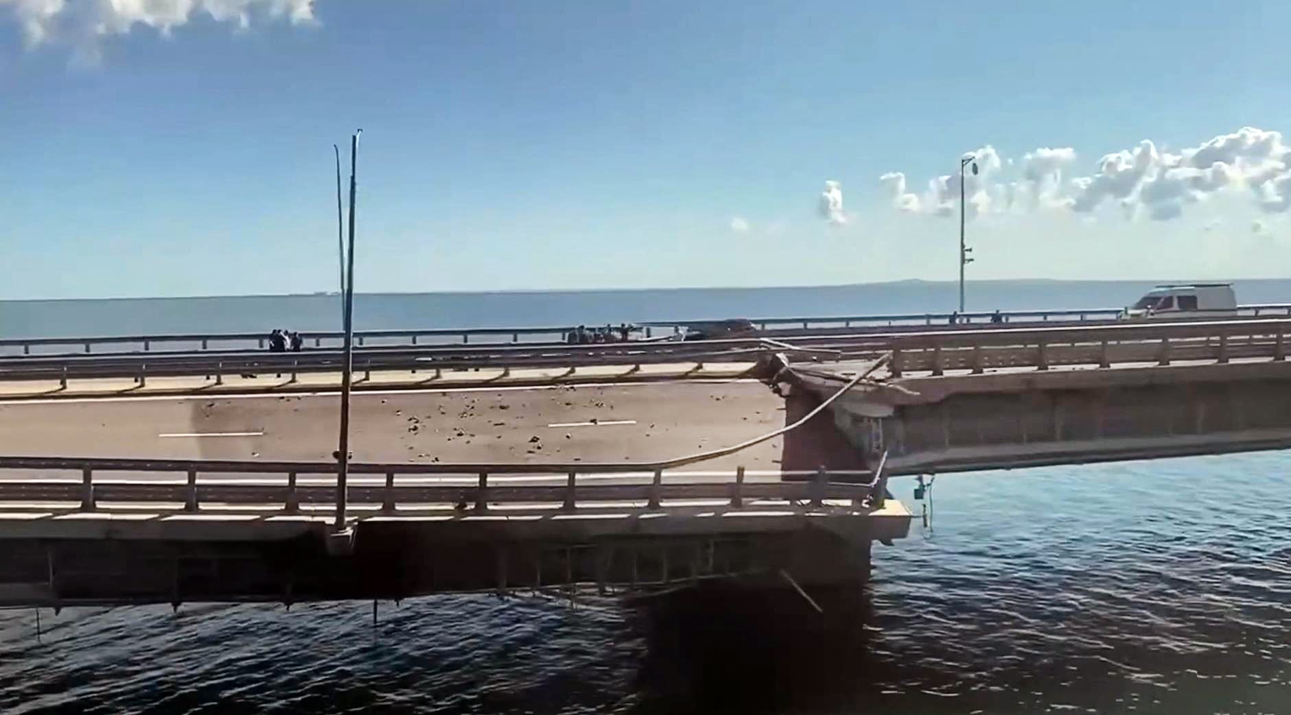 Rusia acusa a Ucrania de destruir puente de Crimea