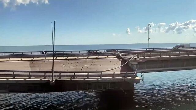 Rusia acusa a Ucrania de destruir puente de Crimea