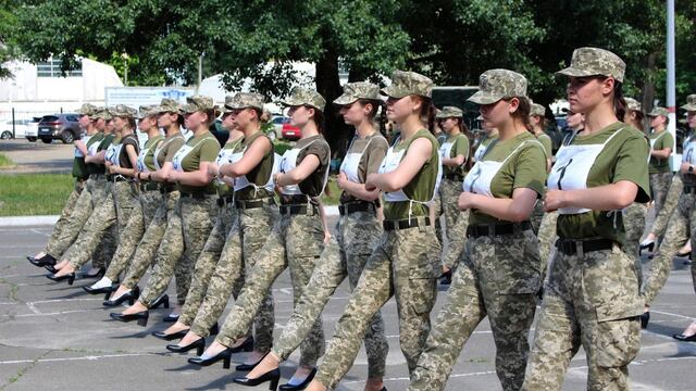 Mujeres soldados marchando con tacones durante un ensayo de un desfile militar en Kiev.