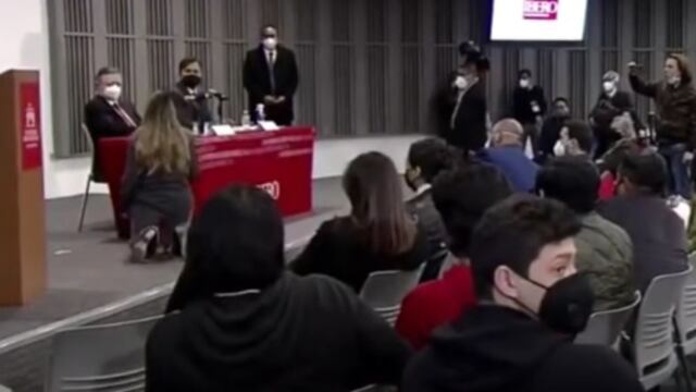 Hija de Alejandra Cuevas se arrodilla frente al ministro