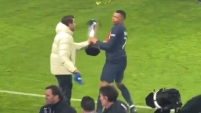 Kylian Mbappé tuvo un desplante con uno de los asistentes del PSG.