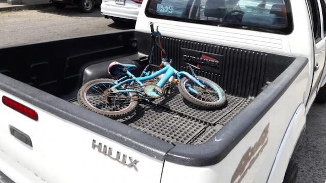 El joven se dio tiempo de cargar su bicicleta antes de emprender la huida.