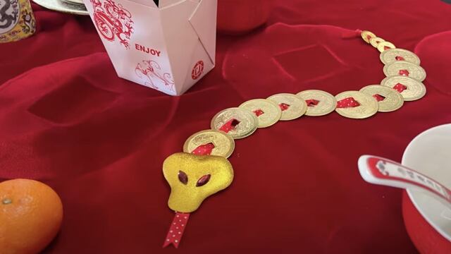 Serpiente de monedas para el Año Nuevo Chino 2025