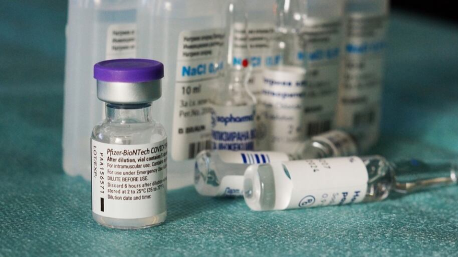 Ómicron: Pfizer-BioNTech comienzan ensayos clínicos para la vacuna contra la variante de Covid-19