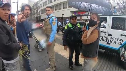 VIDEO: Policía turística de la CDMX agrede a peatón sin razón alguna