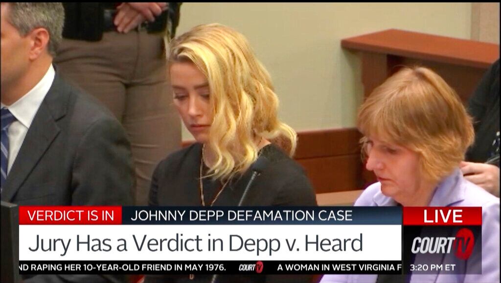 Amber Heard escuchando el veredicto en su contra
