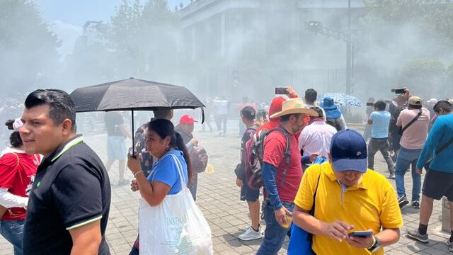 Enfrentamiento de CNTE en protesta frente a Segob