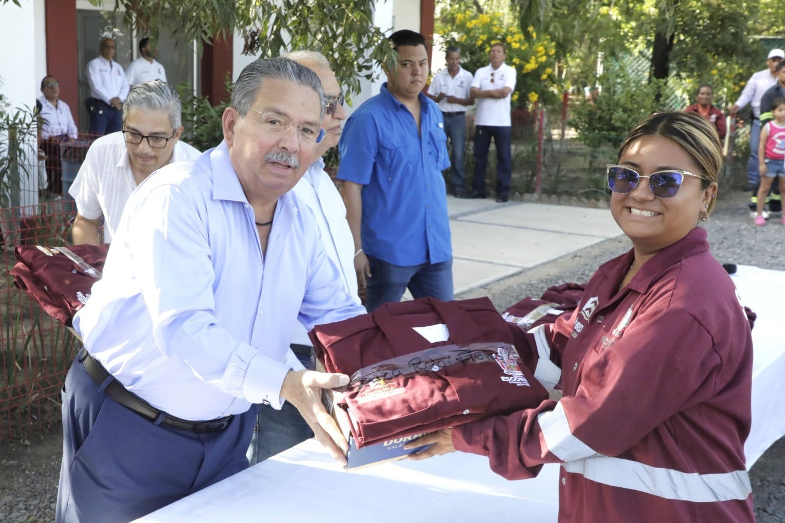 Escobedo entrega uniformes a cuadrillas de limpieza.