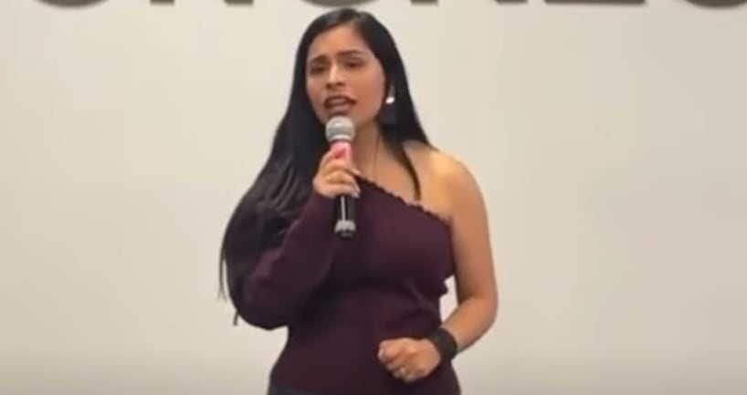 Diputada del Partido Verde en Puebla sorprende cantando en el Congreso