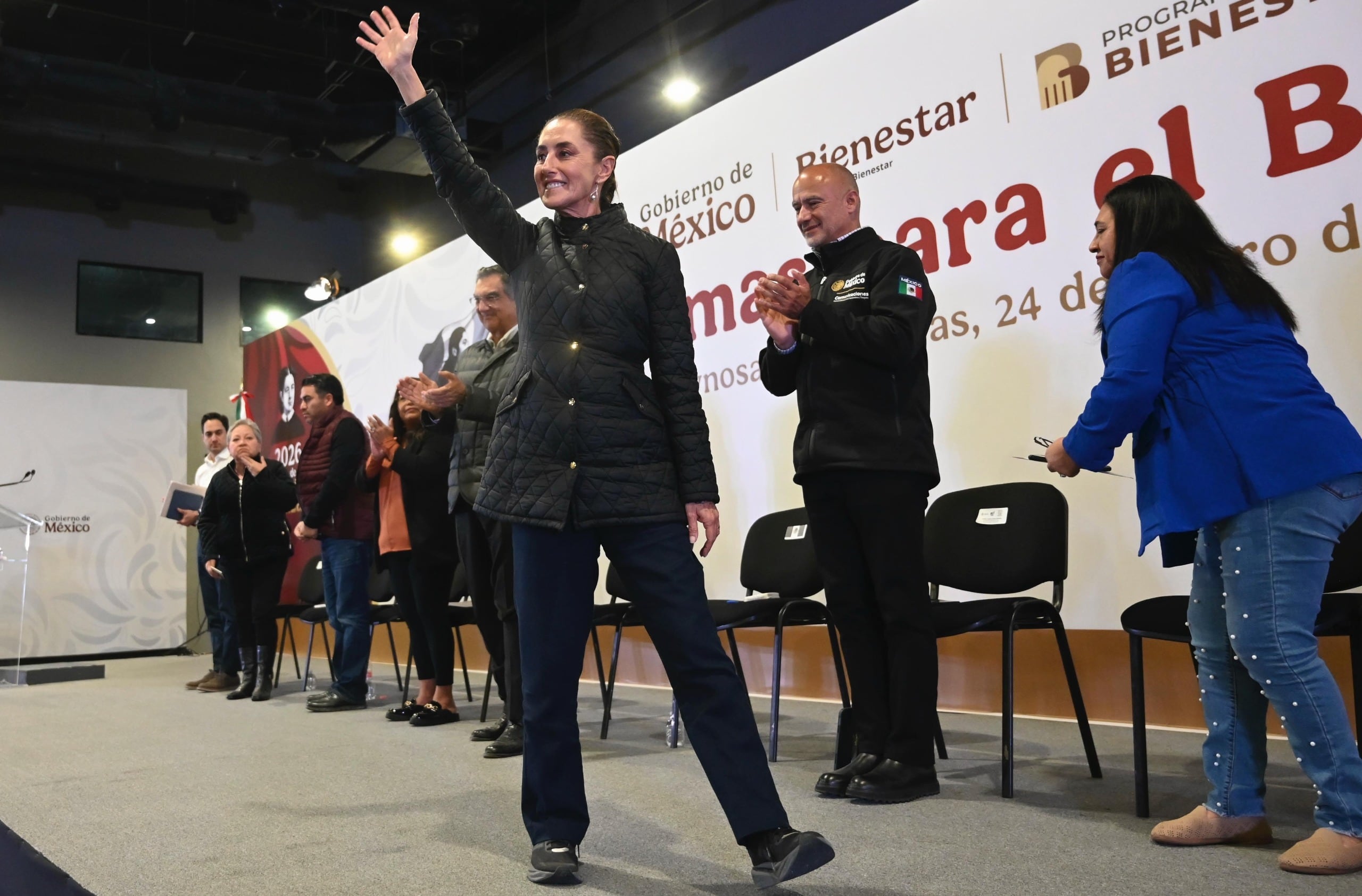 Claudia Sheinbaum encabeza presentación de nuevos programas sociales dirigidos a personas adultas mayores, particularmente mujeres.
