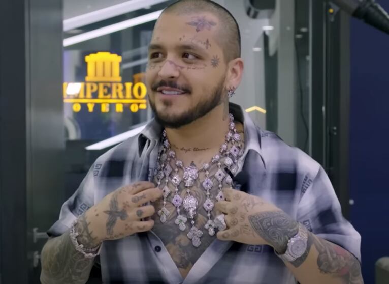 Christian Nodal luciendo su costoso collar