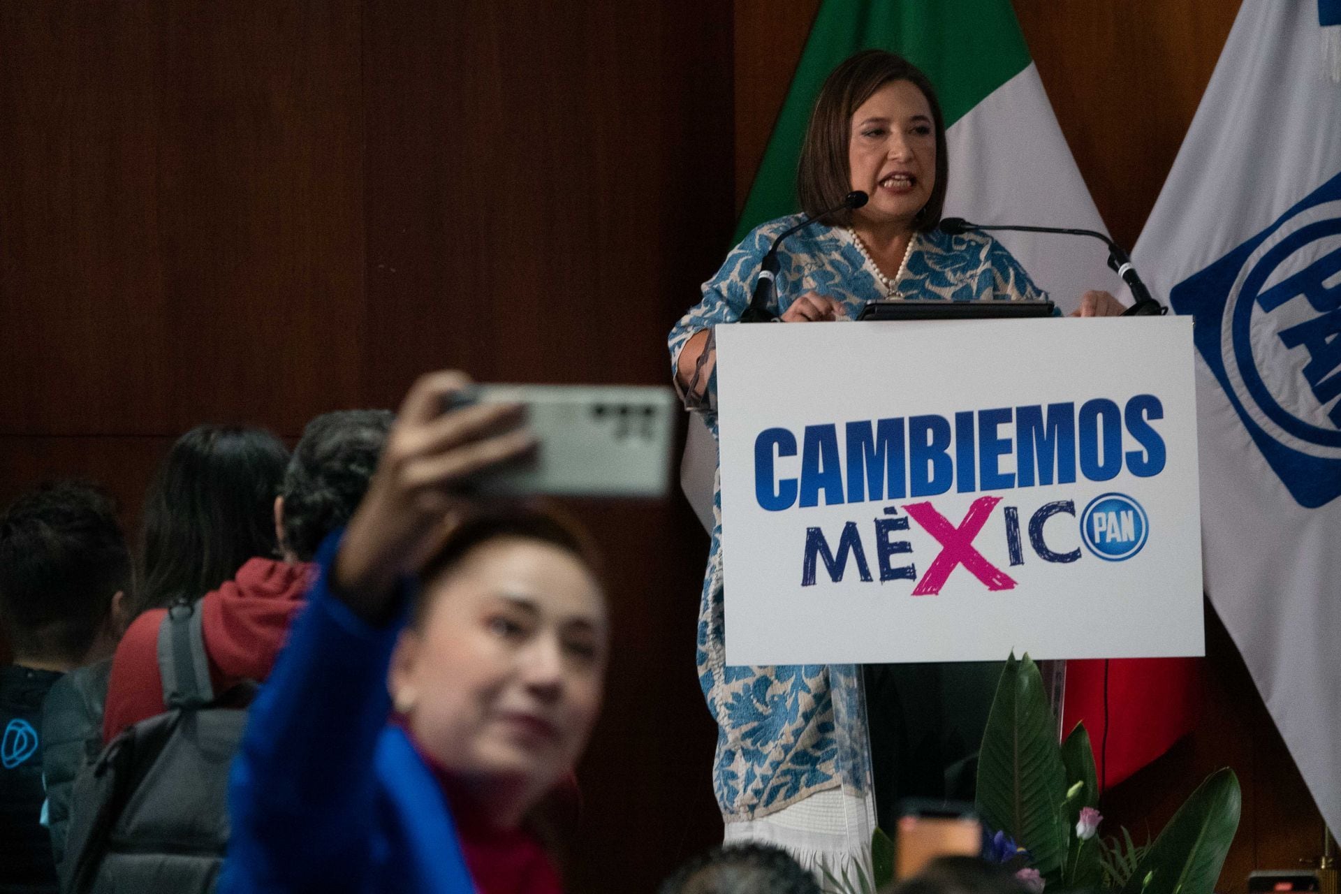 Xóchitl Gálvez Ruiz, responsable del Frente Amplio por México, y Santiago Creel, durante su participación en la Sesión Ordinaria de Consejo Nacional del PAN