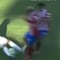 Es futbol, no lucha libre: Se tira desde la tercera cuerda y lesiona a dos rivales con terrorífico planchazo