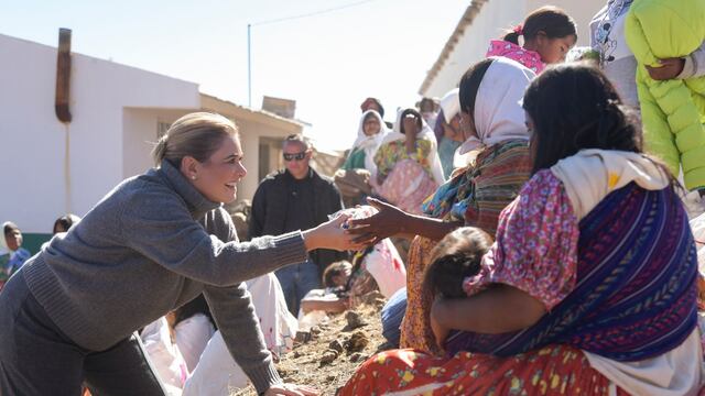 Maru Campos entrega maíz y frijol a familias