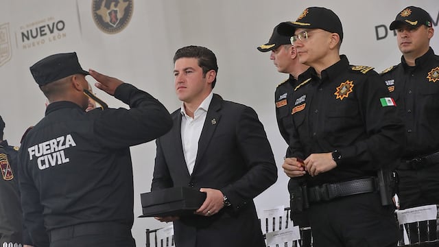 Samuel García reconoce a policías de la fuerza civil
