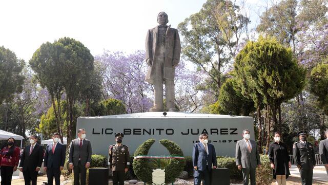 Miguel Barbosa, gobernante de Puebla, acude a la inauguración del AIFA