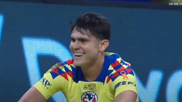 Reyes tras ser derribado en el área (Captura de video)