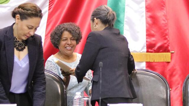 La titular de la Conavim entrega iniciativas para la vida y seguridad de las mujeres a diputados.