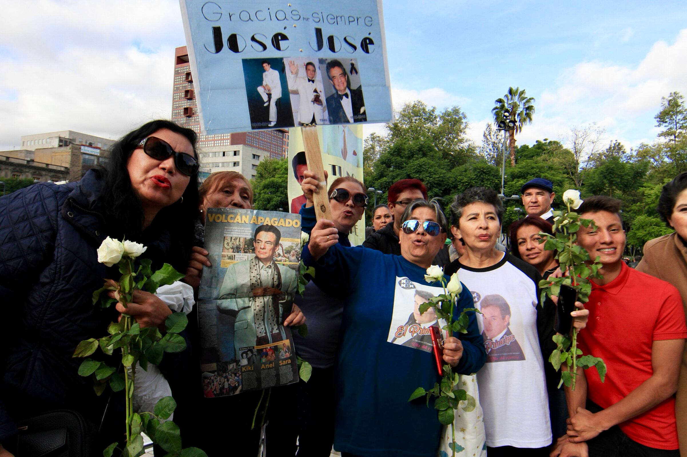 Seguidores del cantante José José se dieron cita en el Palacio de Bellas Artes