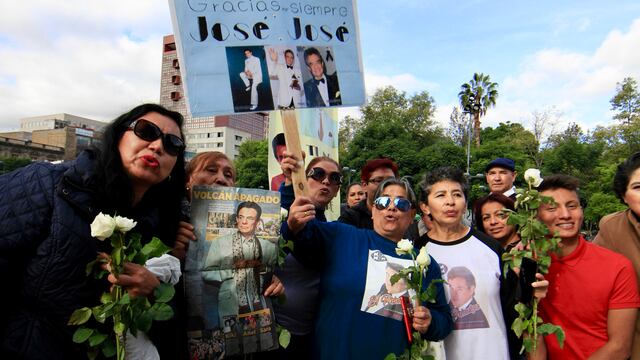Seguidores del cantante José José se dieron cita en el Palacio de Bellas Artes
