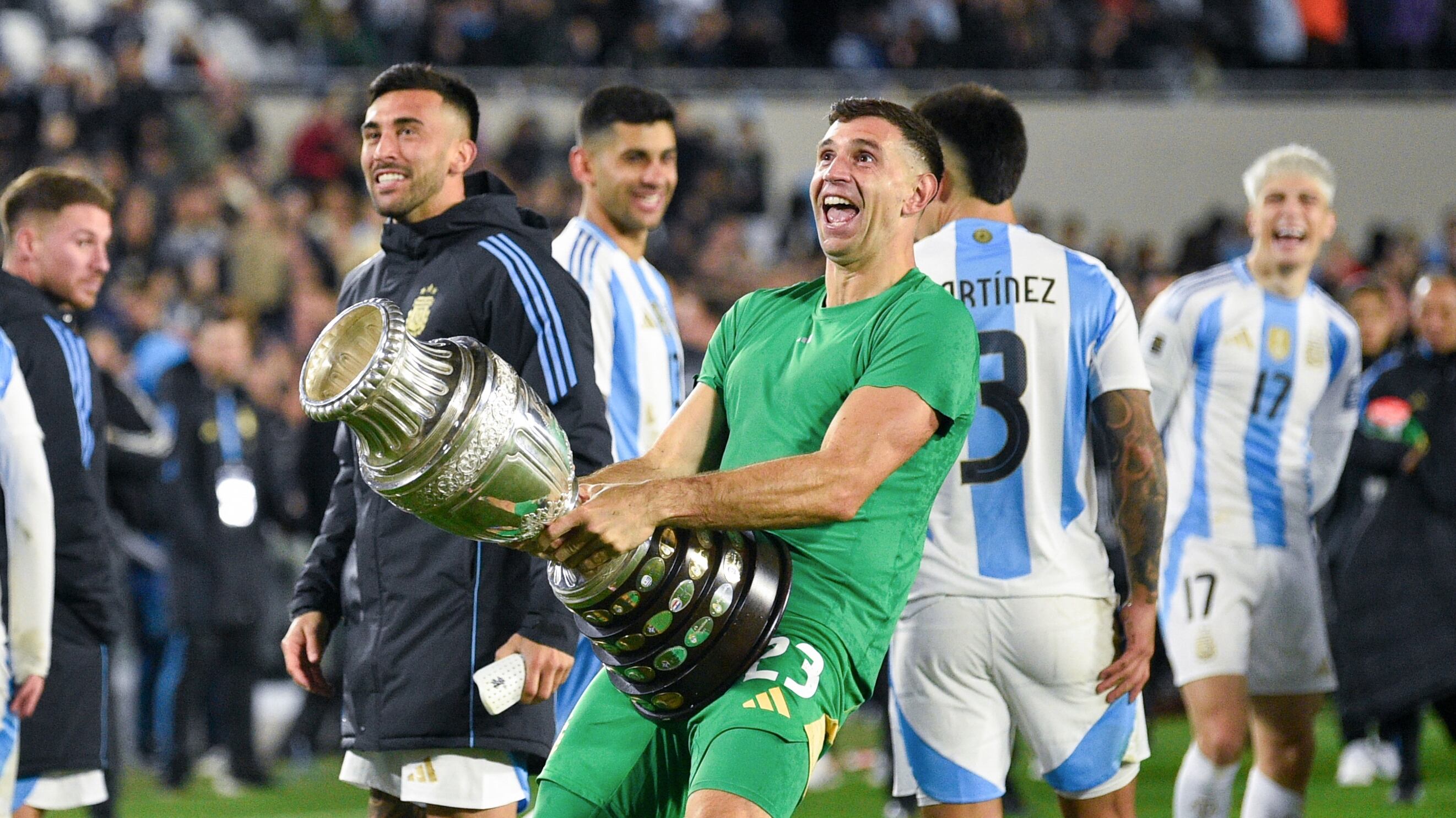 Dibu Martínez recrea terrible gesto obsceno en celebración de Argentina; ahora con el trofeo de la Copa América