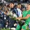 Dibu Martínez recrea terrible gesto obsceno en celebración de Argentina; ahora con el trofeo de la Copa América