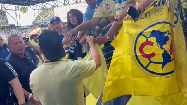 Un policía perteneciente a la seguridad del Nashville SC, regañó a un futbolista del Club América por firmarle autógrafos a sus fans.