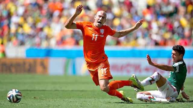 Arjen Robben y Héctor Moreno en Brasil 2014.